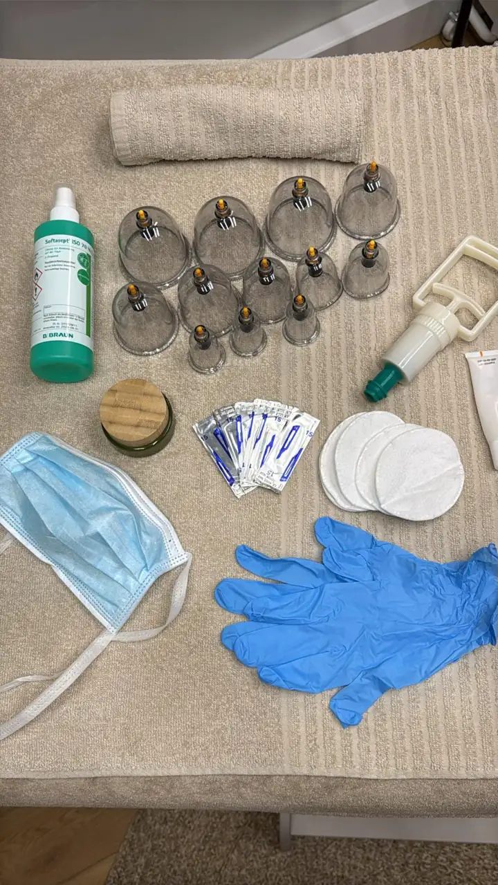 Steriele, eenmalig te gebruiken materialen voor hijama bij SaaCares: cups, handschoenen, mondkapje en desinfectiemiddel