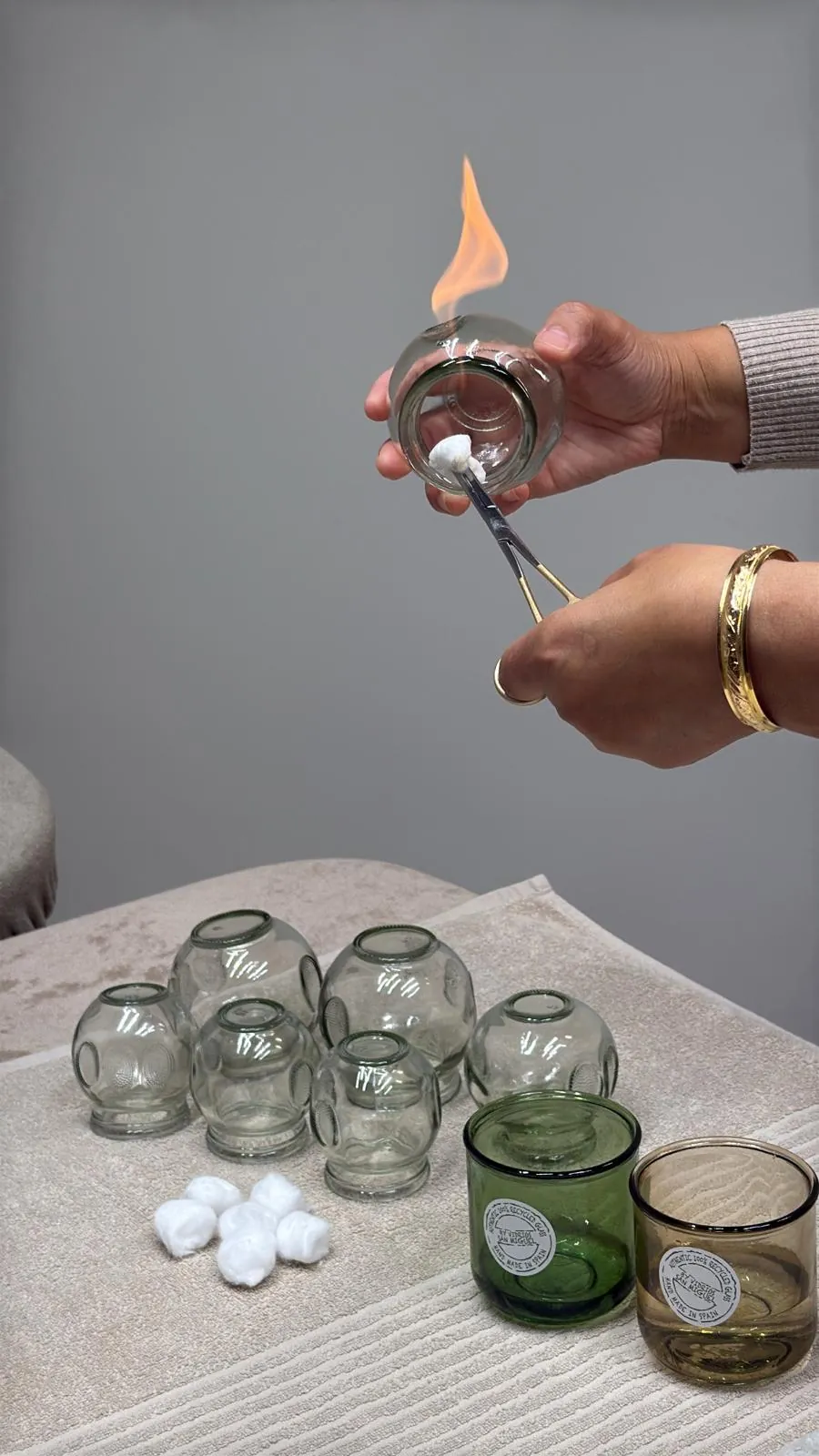 Saadia bereidt een glazen cup voor vlamcupping voor